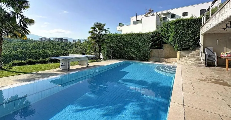 Großzügige 7.5 Zimmer in einer kleinen Wohnanlage mit Pool – Foto 2 von 11