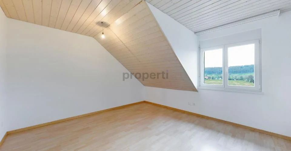 Ruhige 3.5-Zimmer-Dachwohnung mit Charme und Südwestbalkon in Diessbach