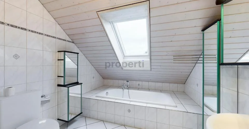 Ruhige 3.5-Zimmer-Dachwohnung mit Charme und Südwestbalkon in Diessbach