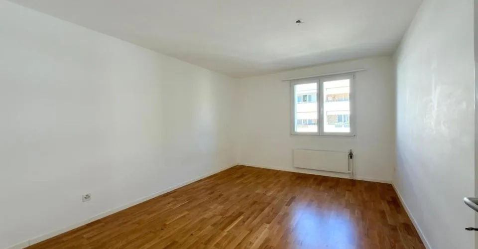 Helle 3.5-Zimmer-Wohnung mit Balkon in Nidau – foto 3 di 9