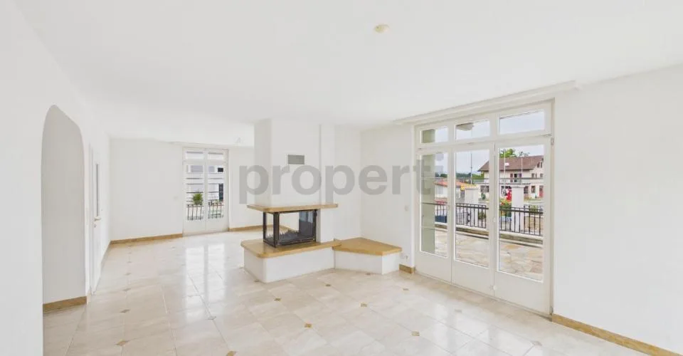 Appartement de 4,5 pièces, chauffage au sol, garage et place extérieure inclus