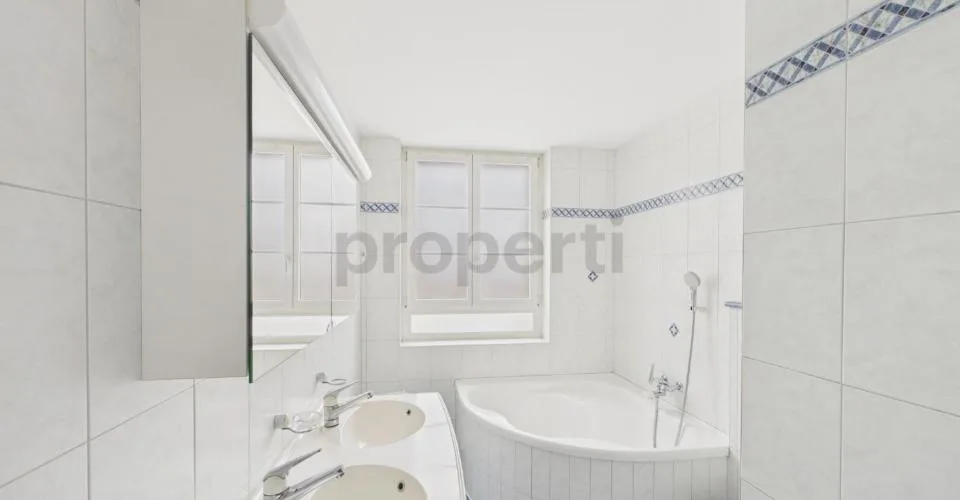 Appartement de 4,5 pièces, chauffage au sol, garage et place extérieure inclus
