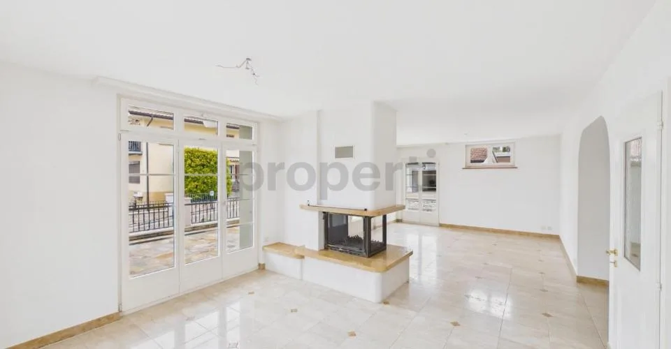Appartement de 4,5 pièces, chauffage au sol, garage et place extérieure inclus