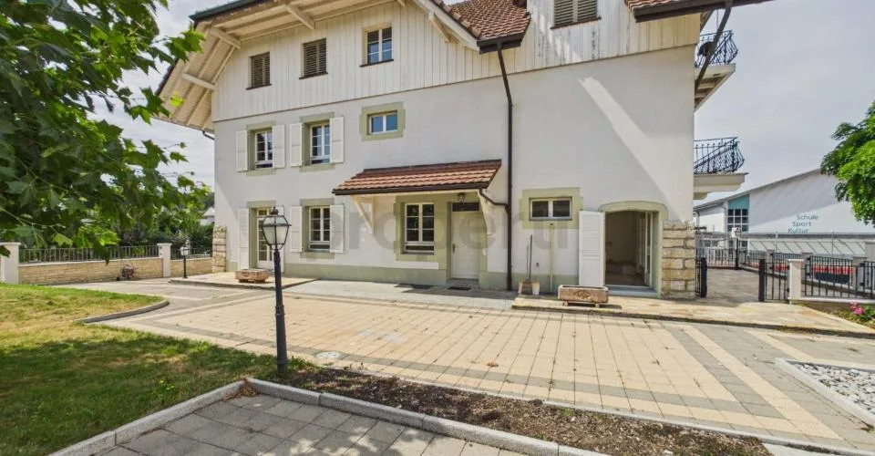 Appartement de 4,5 pièces, chauffage au sol, garage et place extérieure inclus