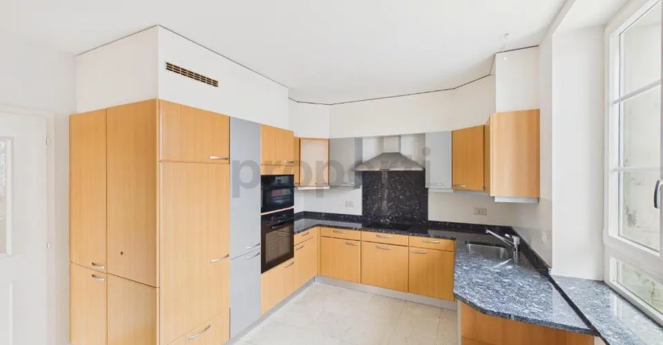 Appartement de 4,5 pièces, chauffage au sol, garage et place extérieure inclus