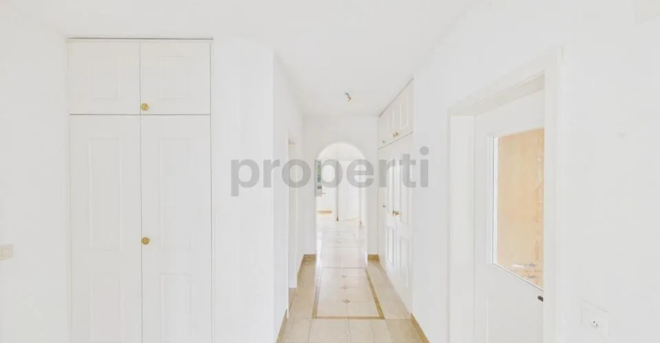 Appartement de 4,5 pièces, chauffage au sol, garage et place extérieure inclus
