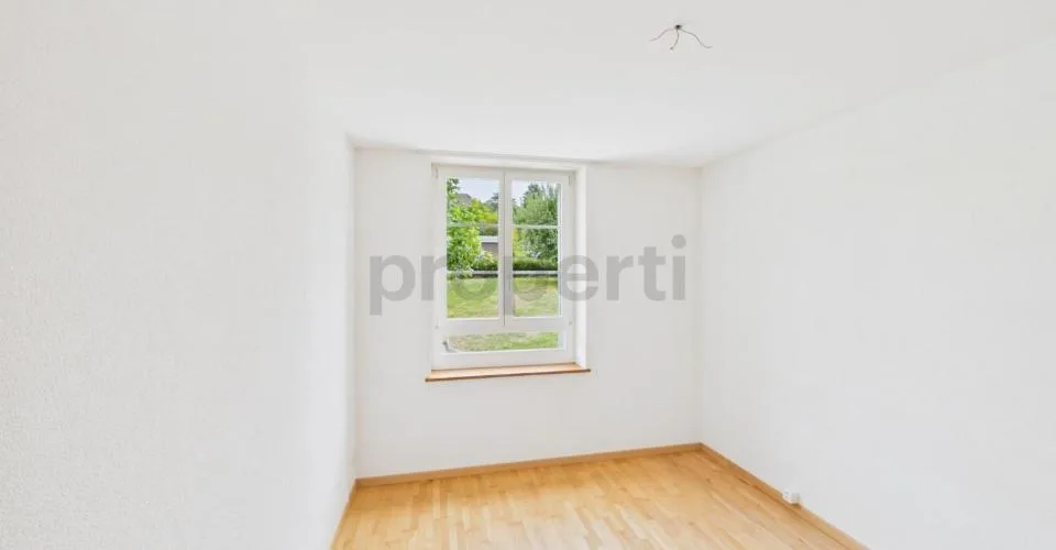 Appartement de 4,5 pièces, chauffage au sol, garage et place extérieure inclus