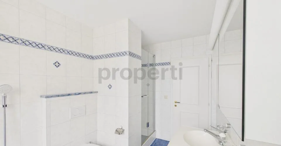 Appartement de 4,5 pièces, chauffage au sol, garage et place extérieure inclus