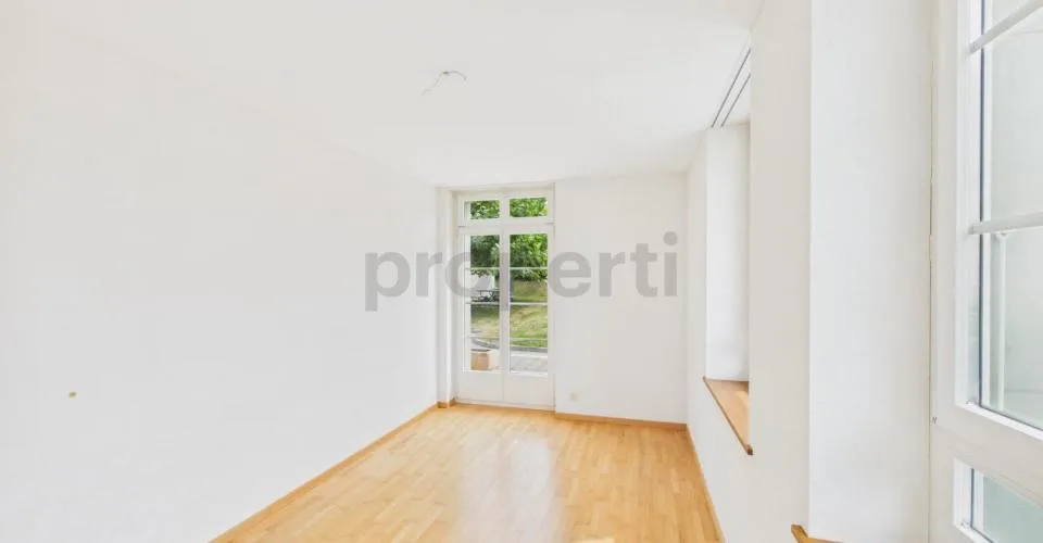 Appartement de 4,5 pièces, chauffage au sol, garage et place extérieure inclus