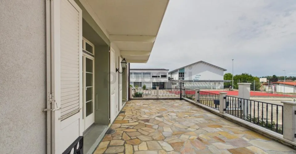 Appartement de 4,5 pièces, chauffage au sol, garage et place extérieure inclus