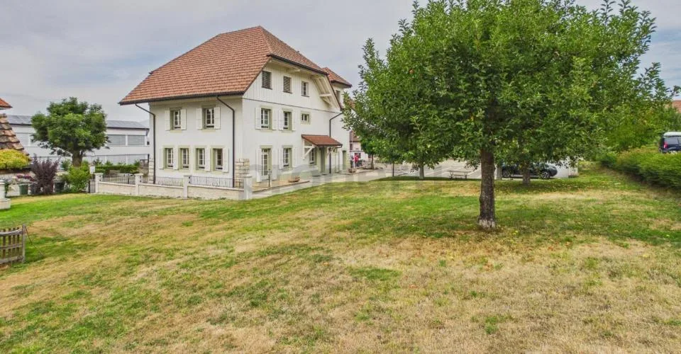Appartement de 4,5 pièces, chauffage au sol, garage et place extérieure inclus