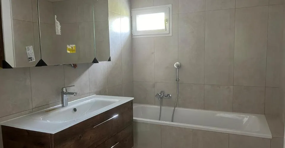 Chambre à louer dans villa individuelle au rez-de-chaussée. Au calme.