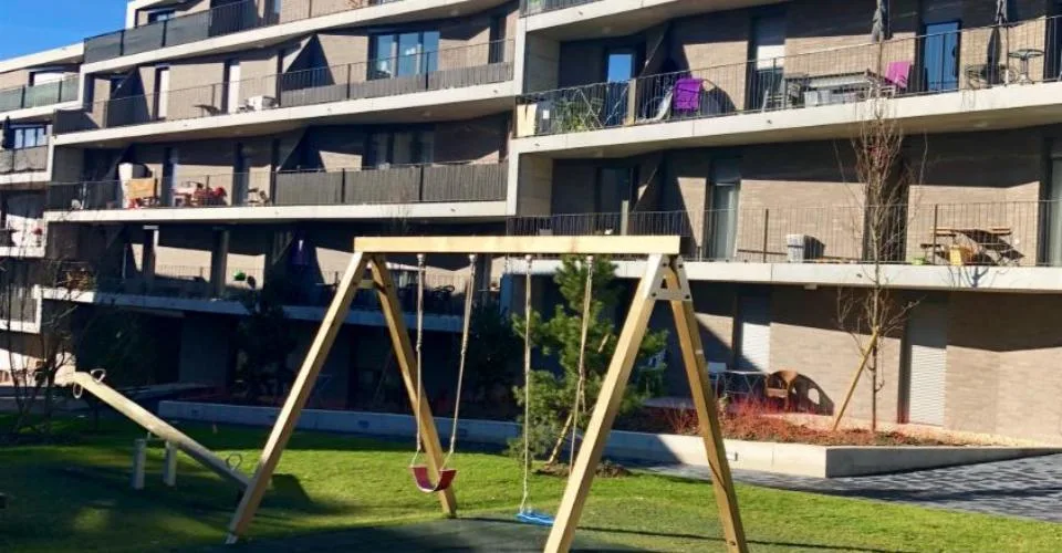 Dans un immeuble contemporain