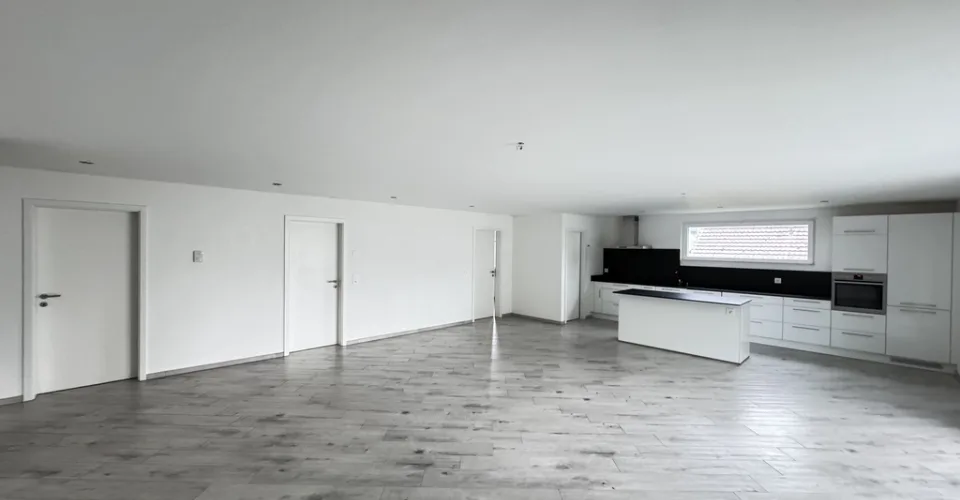 Un grand balcon et un salon très spacieux