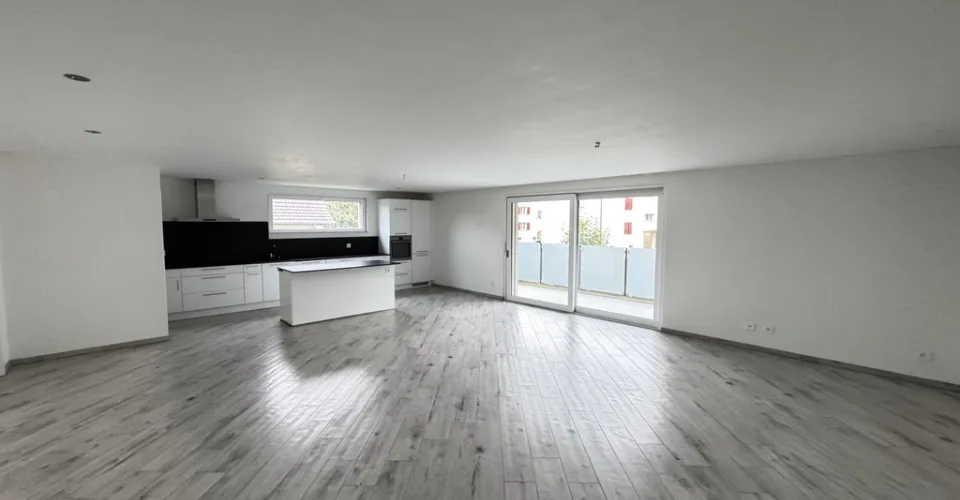Un grand balcon et un salon très spacieux
