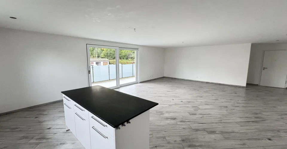 Un grand balcon et un salon très spacieux