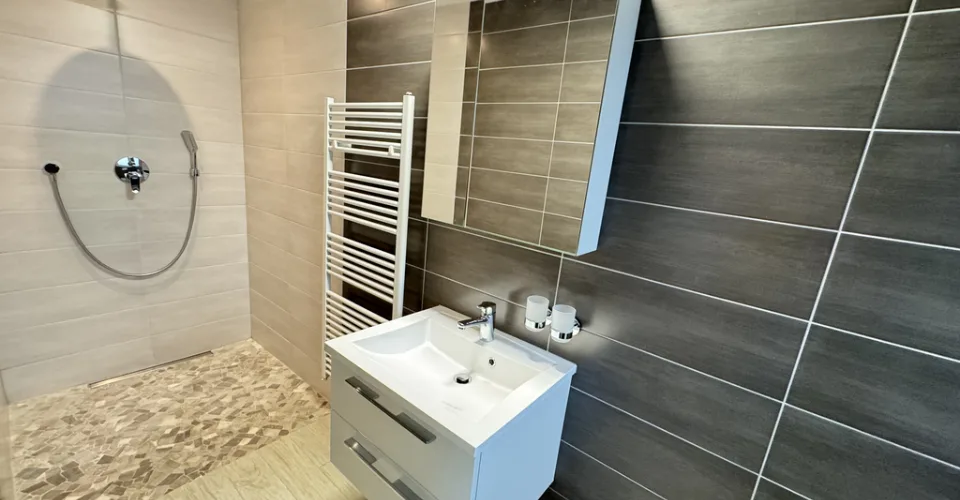 Un grand balcon et un salon très spacieux