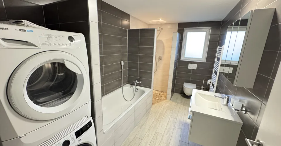 Un grand balcon et un salon très spacieux