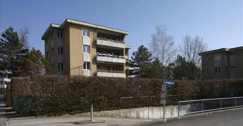 Motorradplatz in Einstellhalle – Foto 2 von 2