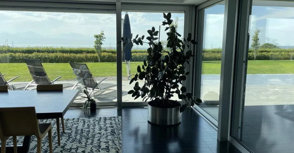Propriété d'exception avec piscine chauffée et vue dégagée sur le lac – Foto 3 von 9