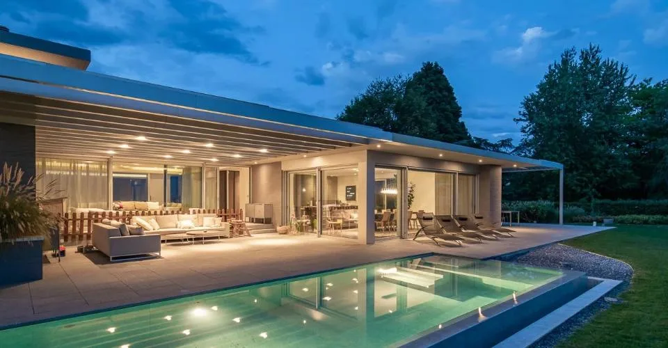 Propriété d'exception avec piscine chauffée et vue dégagée sur le lac – Foto 4 von 9