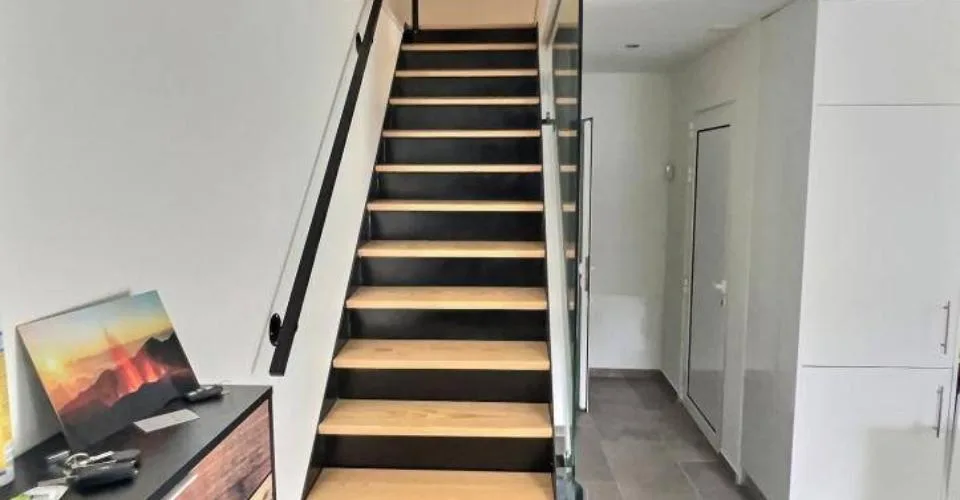 Charmante maison contiguë de 3½ pièces avec grande terrasse et place de parc, située au coeur du village – photo 4 sur 9