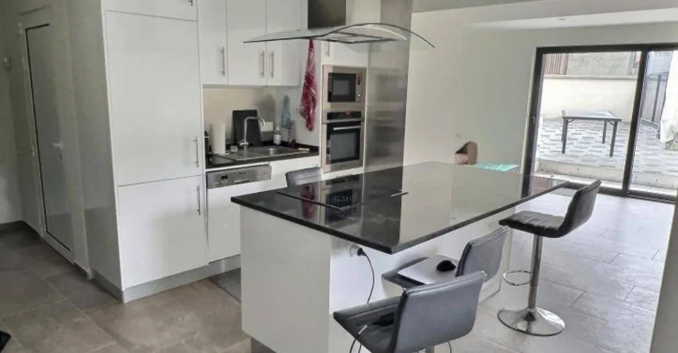 Charmante maison contiguë de 3½ pièces avec grande terrasse et place de parc, située au coeur du village – photo 2 sur 9