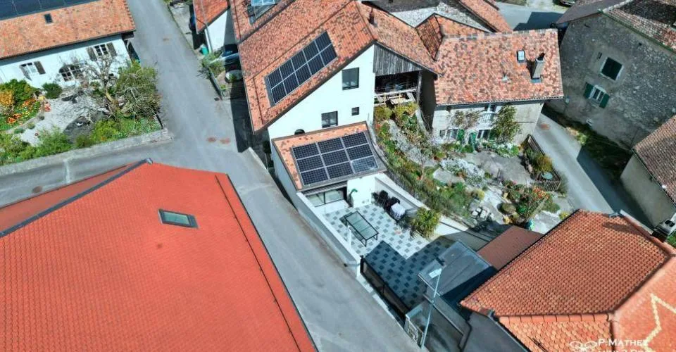Charmante maison contiguë de 3½ pièces avec grande terrasse et place de parc, située au coeur du village – photo 8 sur 9