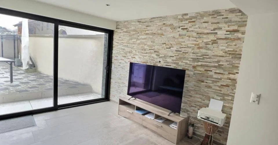 Charmante maison contiguë de 3½ pièces avec grande terrasse et place de parc, située au coeur du village – photo 3 sur 9