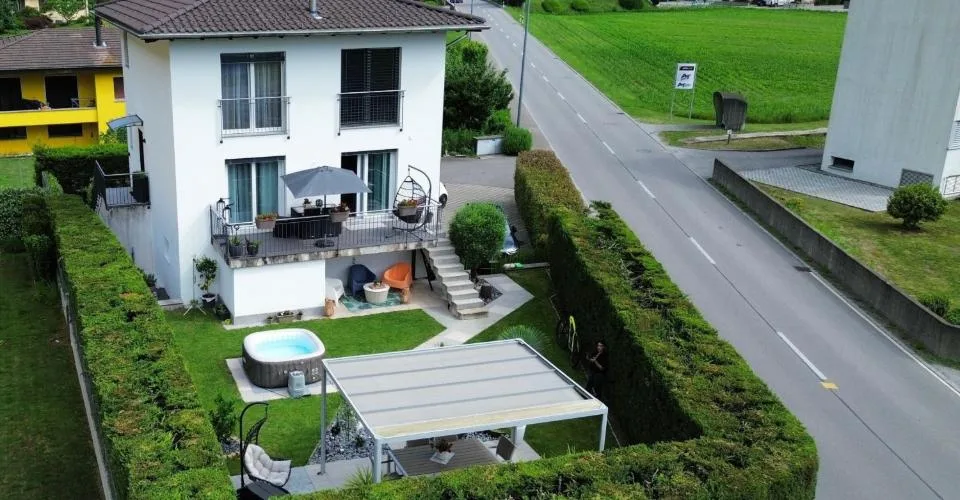 Einfamilienhaus mit 6,5 Zimmern und exklusivem Garten sowie großzügigen Räumen – Foto 1 von 27