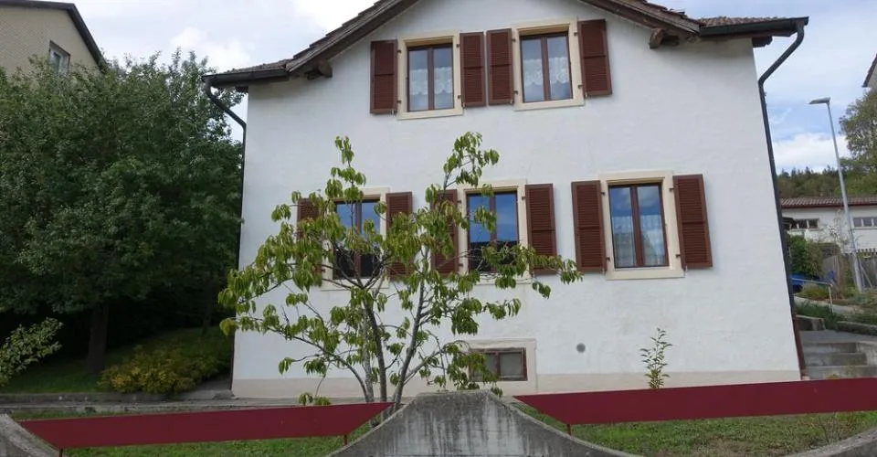 Tramelan - Maison familiale de 5 1/2 pièces située au centre de la localité – Foto 2 von 12