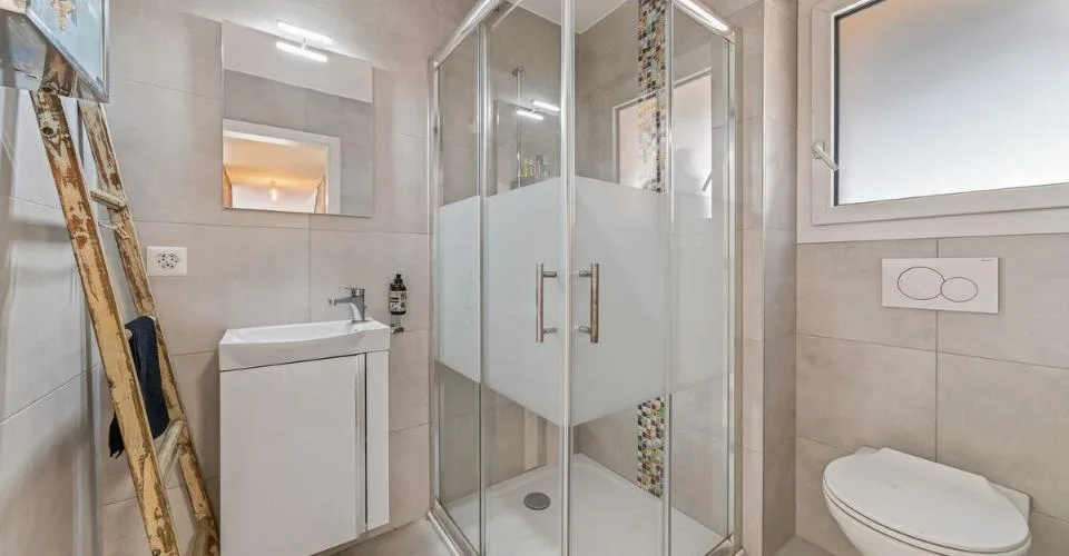 Villa familiare recente con piscina riscaldata e vista aperta – foto 17 di 35