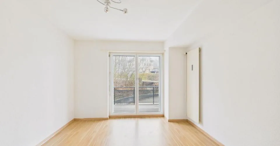 Poêle suédois confortable et terrasse avec boîte de garage incluse