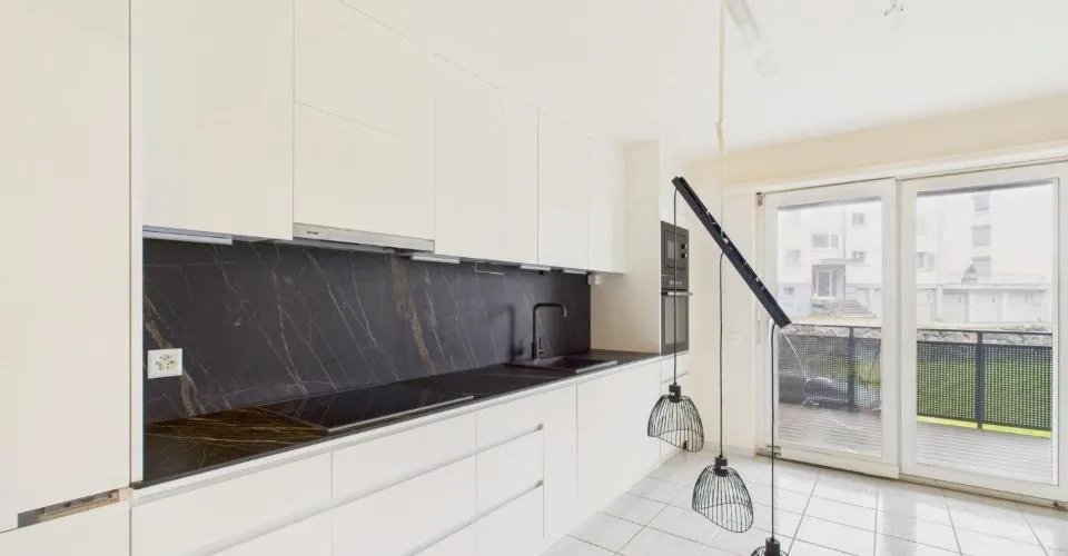 Poêle suédois confortable et terrasse avec boîte de garage incluse