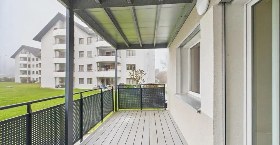 Poêle suédois confortable et terrasse avec boîte de garage incluse
