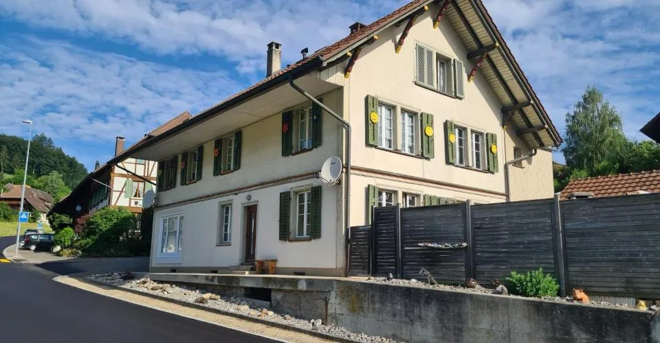 Grosszügiges Mehrfamilienhaus mit top Rendite und Parkmöglichkeit, Leimiswil – Foto 1 von 14