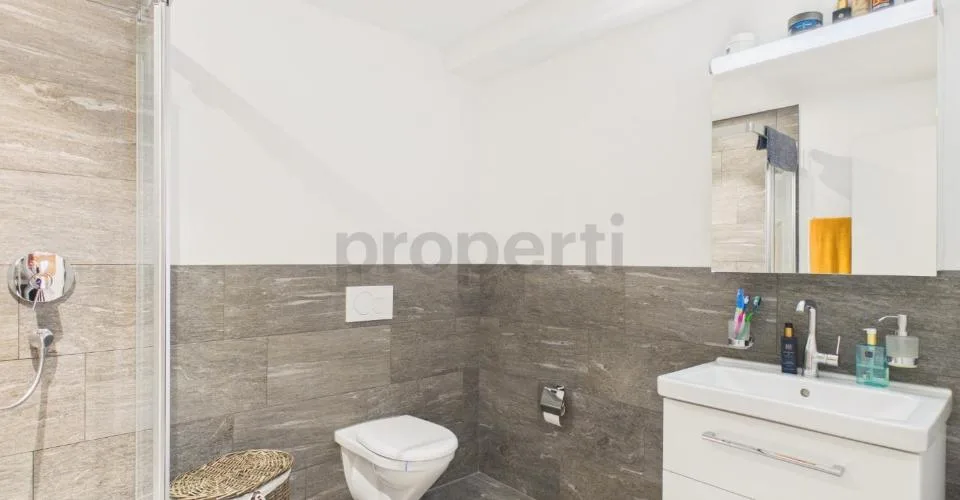 Moderne 2.5-Zimmer-Wohnung mit grossem Balkon in Rabius – Foto 8 von 26