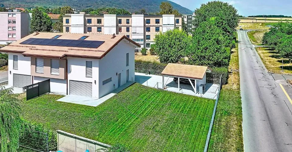 Villa jumelle de 7 pièces avec jardin – photo 2 sur 11