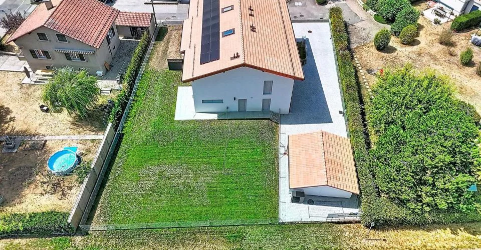 Villa jumelle de 7 pièces avec jardin – photo 3 sur 11