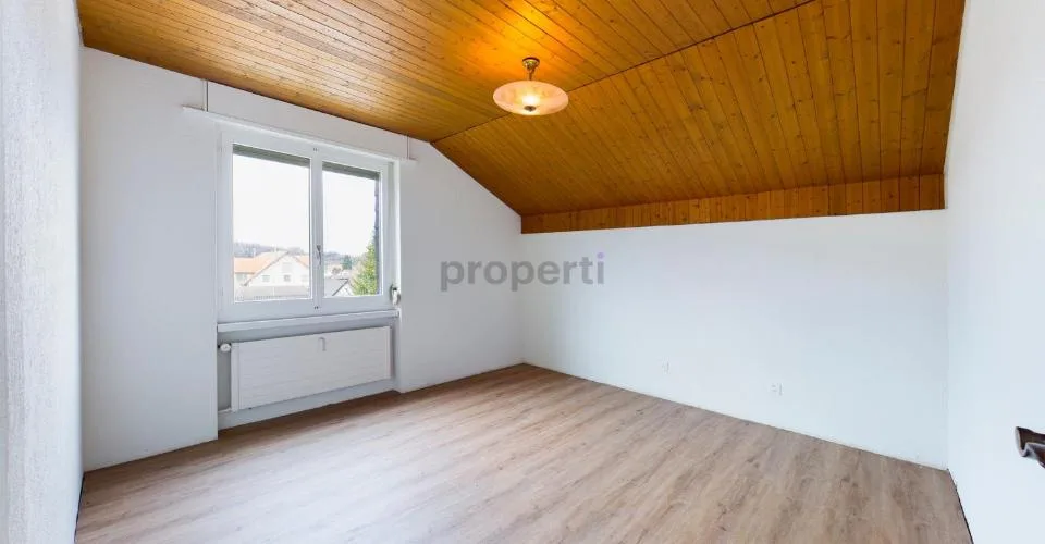 Bright rooms, open kitchen, and parking space included