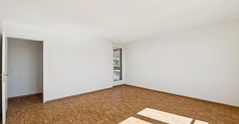 Attractive and renovated 4.5-room apartment with a view, elevator & underground parking