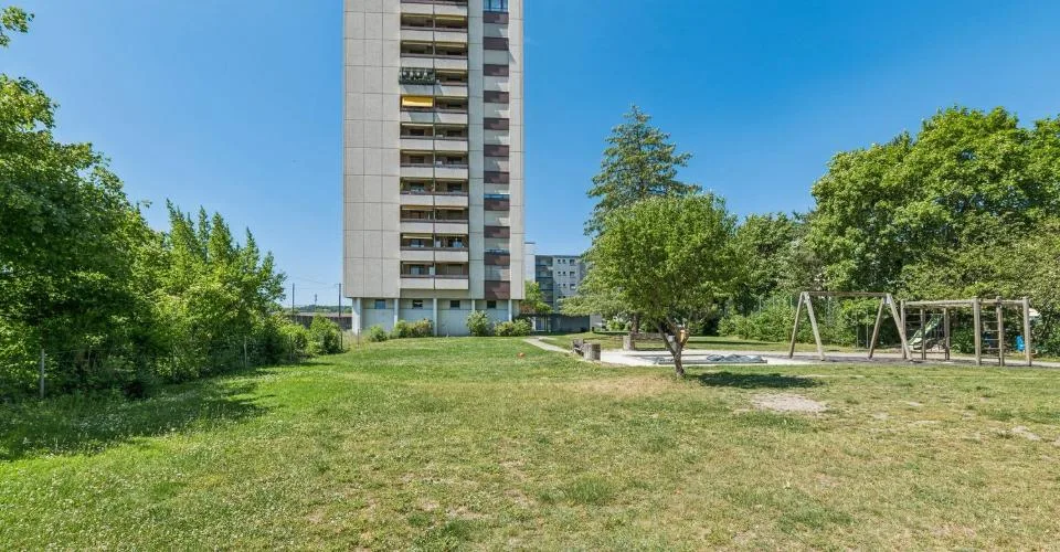 Attractive and renovated 4.5-room apartment with a view, elevator & underground parking