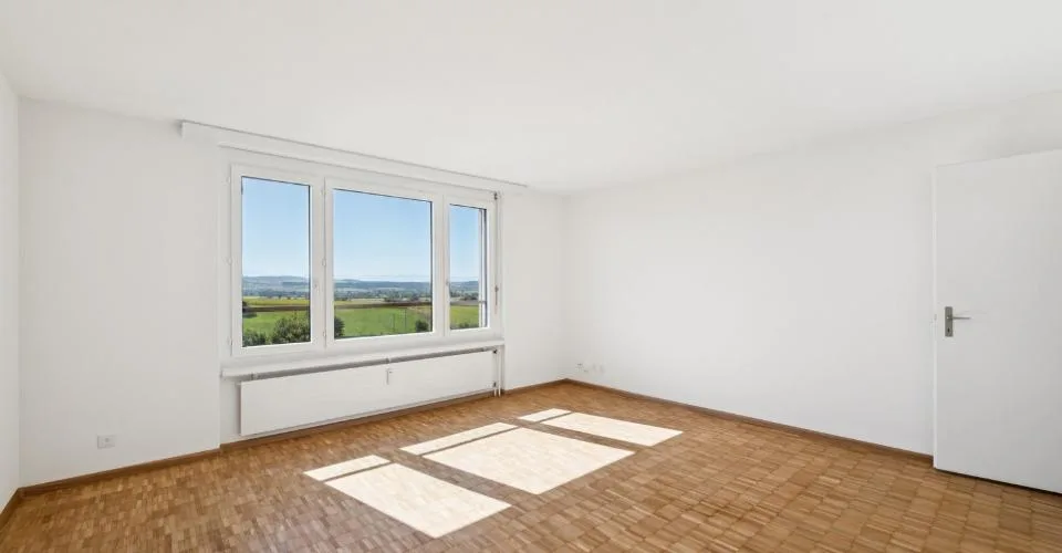 Attractive and renovated 4.5-room apartment with a view, elevator & underground parking