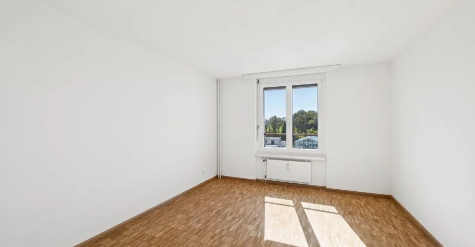 Attractive and renovated 4.5-room apartment with a view, elevator & underground parking