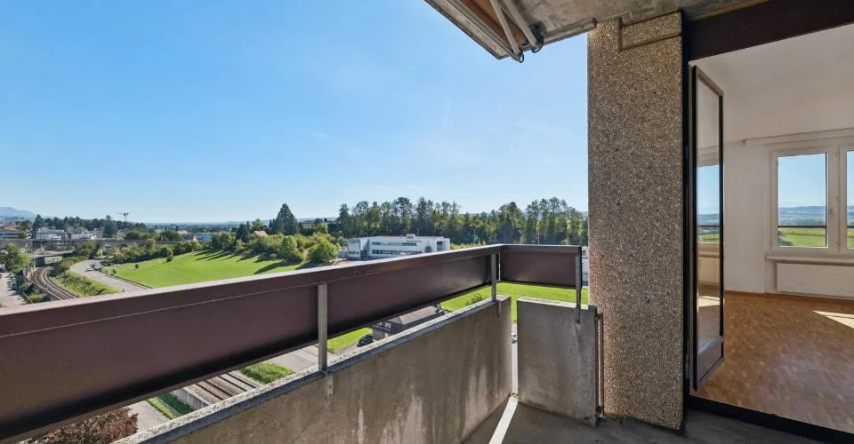 Attractive and renovated 4.5-room apartment with a view, elevator & underground parking