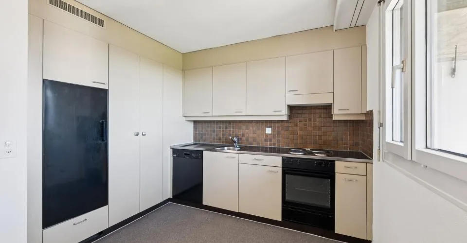 Attractive and renovated 4.5-room apartment with a view, elevator & underground parking
