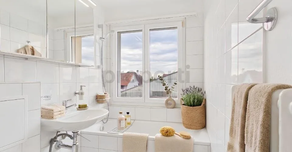 Lichtdurchflutete 3.5-Zi.-Attikawohnung in Stachen  Frisch renoviert, mit Balkon & Parkplatz (Nähe Bodensee)