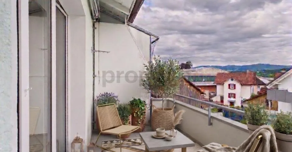 Lichtdurchflutete 3.5-Zi.-Attikawohnung in Stachen  Frisch renoviert, mit Balkon & Parkplatz (Nähe Bodensee)