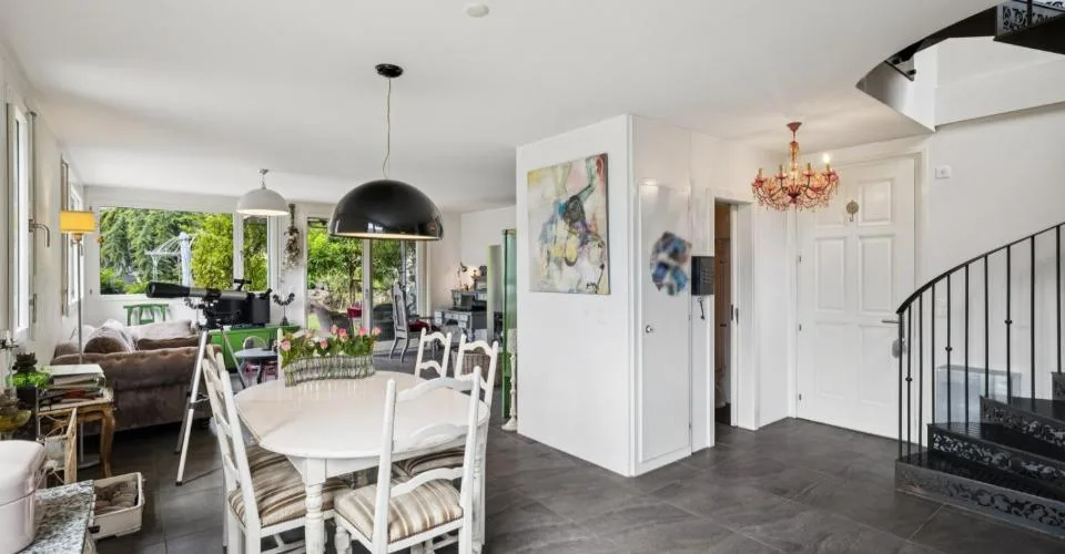 Schöne individuelle Villa mit einem hübschen Garten – Foto 25 von 26