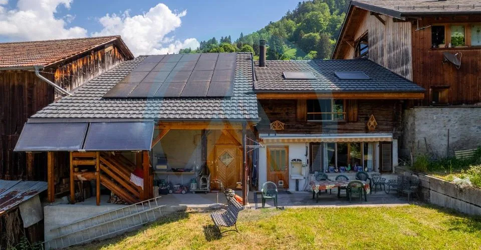 Restauriertes altes Bauernhaus mit hübschem Garten im Herzen des Dorfes oberhalb von Ollon – Foto 2 von 13
